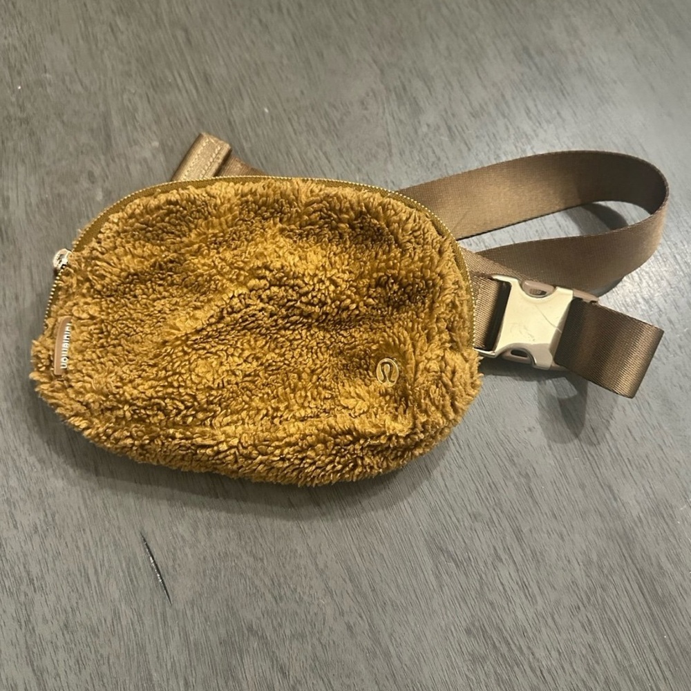 Lululemon Sherpa Belt Bag in Tan brown